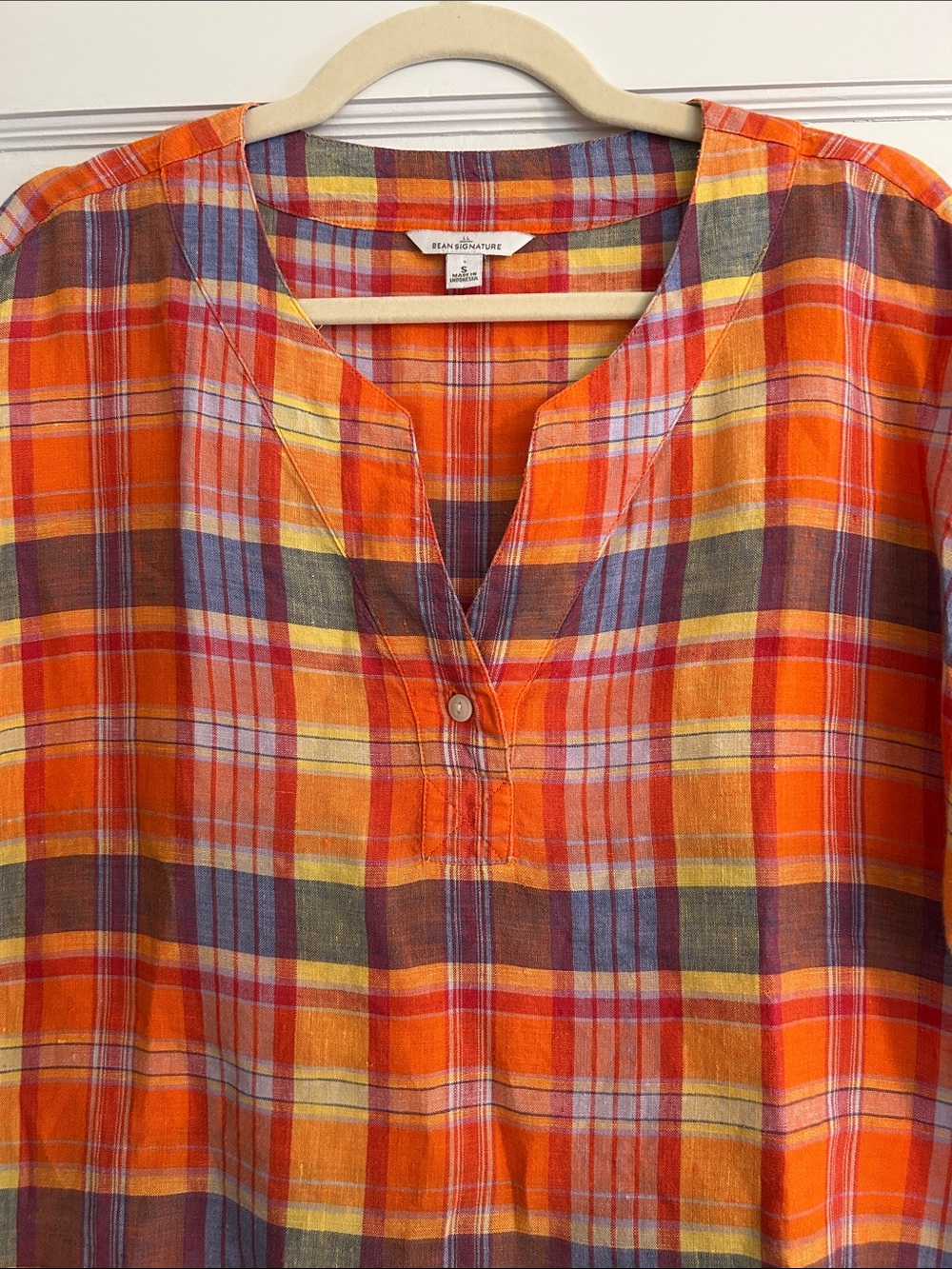 LL Bean Signature women’s linen top.  Size small.  New condition.